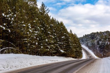 Kemerovo-Yashkino çevre yolu aydınlık bir kış günü, Kemerovo bölgesi-Kuzbass