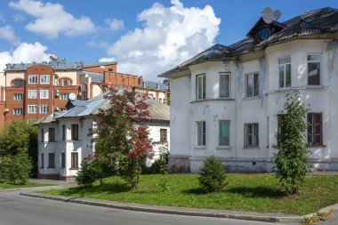 Tomsk, şehrin tarihi bölümündeki eski apartmanlar.