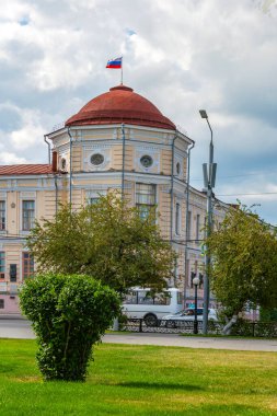 Tomsk, Rusya-30 Ağustos 2020: Sibirya Devlet Tıp Üniversitesi 'nin ana binası, Trinity Meydanı, Tomsk, Rusya