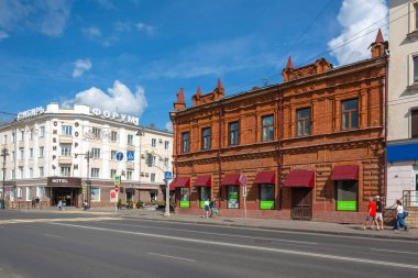 Tomsk, Rusya-30 Ağustos 2020: Lenin Bulvarı, Tomsk, Rusya 'da kırmızı tuğladan yapılmış eski apartman
