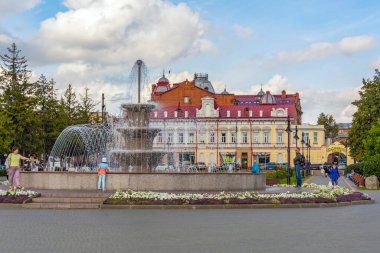 Tomsk, Rusya-30 Ağustos 2020: Novo-Sobornaya Meydanı 'ndaki Trinity bahçesinde çeşme, Tomsk, Rusya
