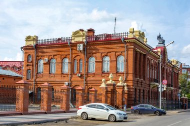 Tomsk, Rusya-30 Ağustos 2020: Çatıda Nemesis tanrıçasının heykeli bulunan tarihi bölge mahkemesi binası, Tomsk, Rusya