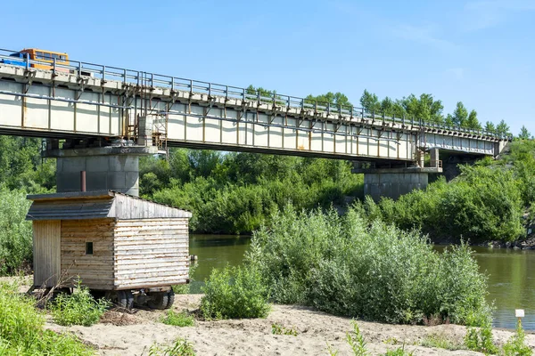 Altai Krai Chumysh河上的汽车桥 — 图库照片