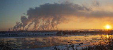 Kemerovo, kış günbatımı ve sanayi bölgesi, Tom Nehri 'nin sağ kıyısından, Kuzbass, Rusya