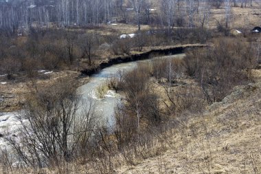 Ust-Strelina nehir vadisinin yüksek kıyı kayalıklarından, Kemerovo bölgesi-Kuzbass manzarası
