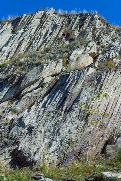 Schöner Felsen Ufer Des Flusses Tom Der Nähe Des Dorfes — Stockfoto