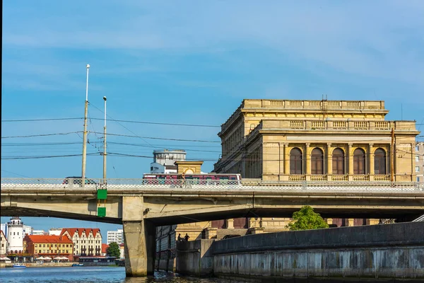 Kaliningrado Vista Desde Río Pregolya Hasta Puente Paso Elevado Automóviles —  Fotos de Stock