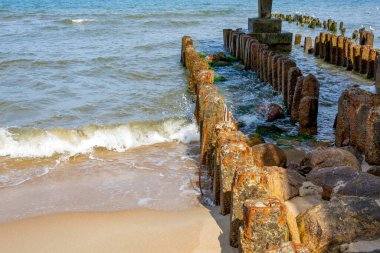Svetlogorsk, şehrin sahilindeki eski yok olmuş dalgakıranın temeli.
