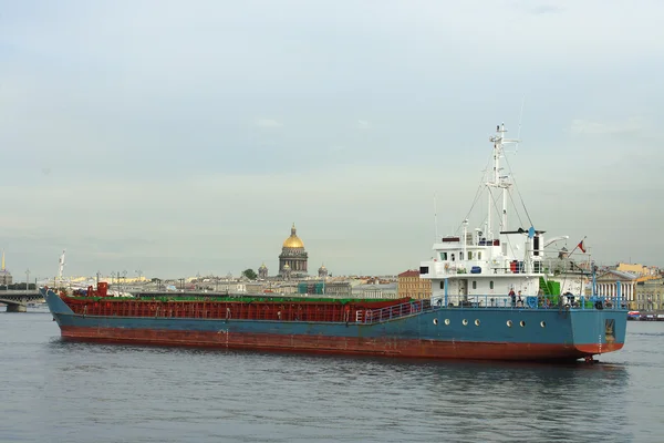 St. Petersburg, a teherszállító hajó, a Néva-folyó — Stock Fotó