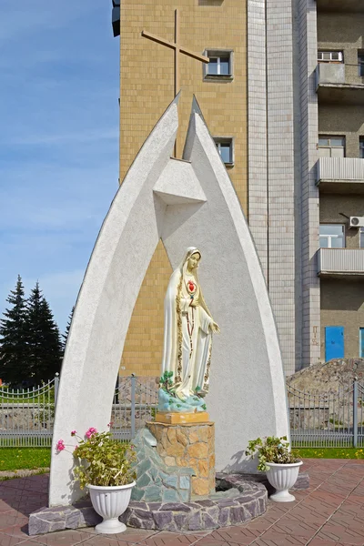 Kemerovo, la statue près de l'église catholique — Photo