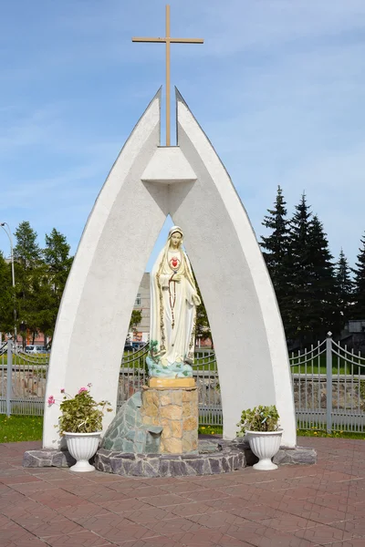 Kemerovo, la statue près de l'église catholique — Photo