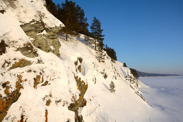 Costa rochosa de um rio siberiano congelado Tom — Fotografia de Stock