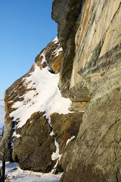 Die Aussichtsplattform auf dem Felsen mit Felszeichnungen — Stockfoto