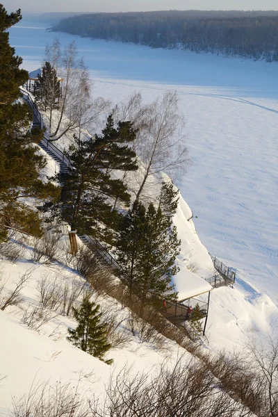 冰封河流上的冬季景观 — 图库照片