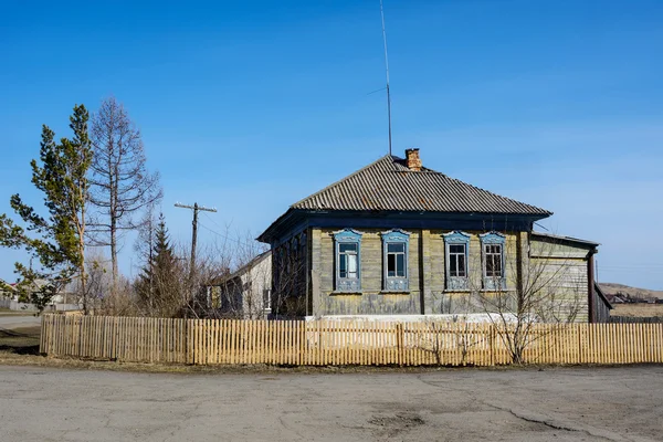 Дом в сибирской деревне — стоковое фото