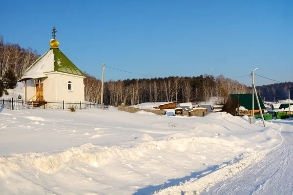 Pueblo capilla en Siberia — Foto de Stock