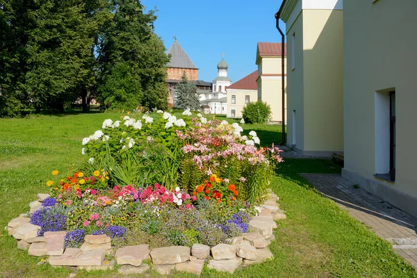 Novgorod stort, en blomma säng i citadellet — Stockfoto