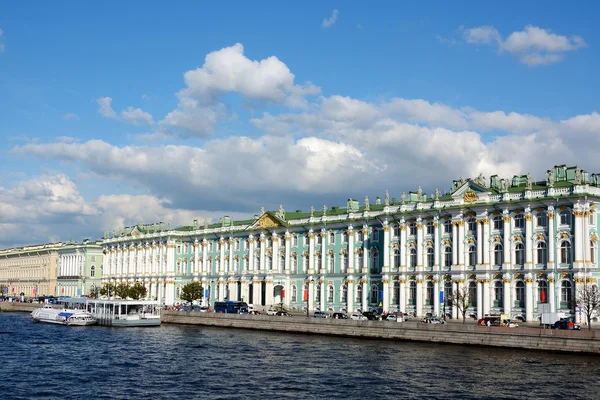 San Petersburgo, el terraplén del Palacio y el Palacio de Invierno — Foto de Stock