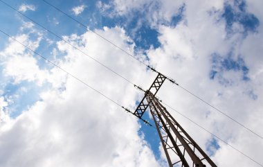 Bulutlu gökyüzü ile elektrik