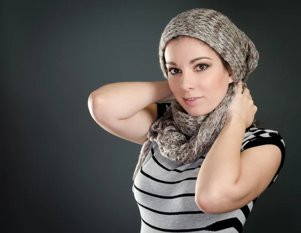 Hermoso retrato de mujer con bufanda — Foto de Stock