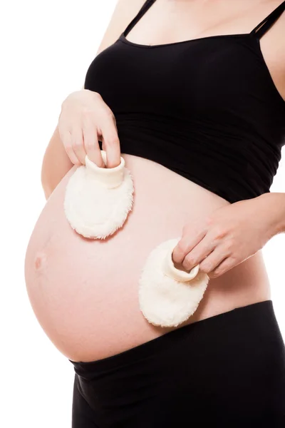 아기 옷의 한 쌍을 들고 임신한 여자 로열티 프리 스톡 사진