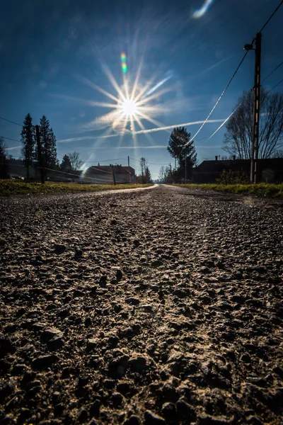 Estrada velha e luz do sol — Fotografia de Stock