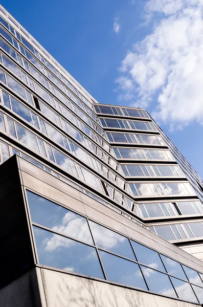 Bürogebäude mit Himmel — Stockfoto