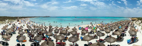 Beach with parasols and happy people — Stock Photo, Image