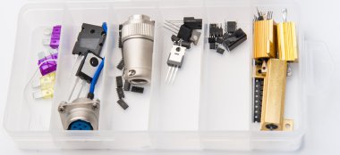 Bir kutu içinde elektronik bileşenler