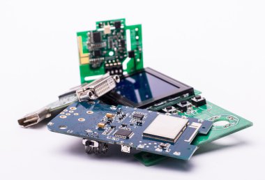 Beyaz arka plan ile elektronik bileşenler