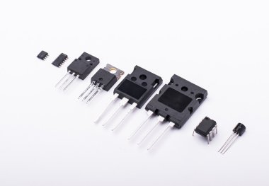 Beyaz arka plan ile elektronik bileşenler