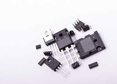Beyaz arka plan ile elektronik bileşenler