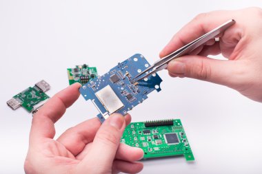 Beyaz arka plan ile devre kartları