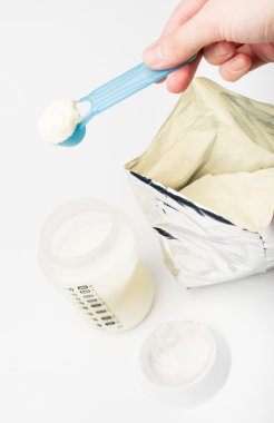 Kaşık ile süt tozu