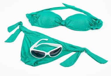 Yeşil bikini ile güneş gözlüğü