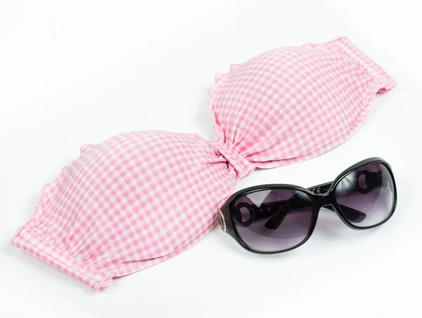 Haut de bikini rose avec lunettes de soleil isolées — Photo