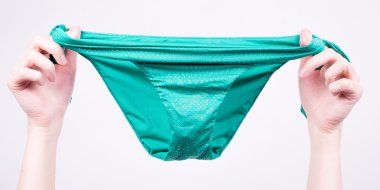 Bir bikini dip tutan kadın