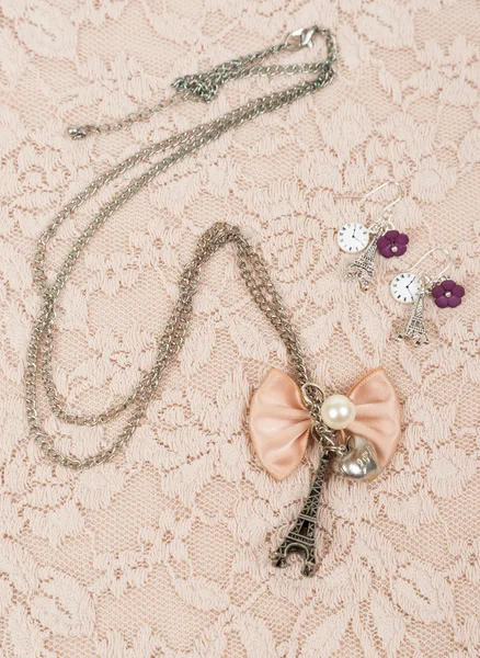 Halskette und Ohrring mit Eiffelform — Stockfoto