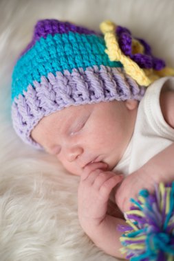 Bebek kürk şapka ile