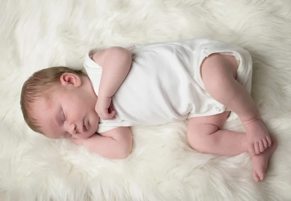 Baby met hoed op bont — Stockfoto