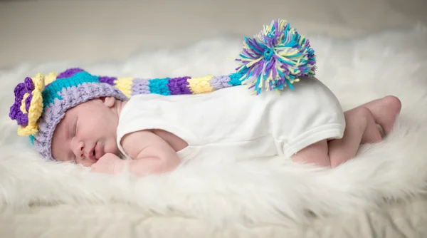 Baby mit Hut auf Fell — Stockfoto