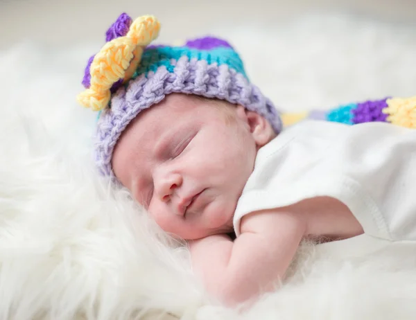Bebê com chapéu na pele — Fotografia de Stock