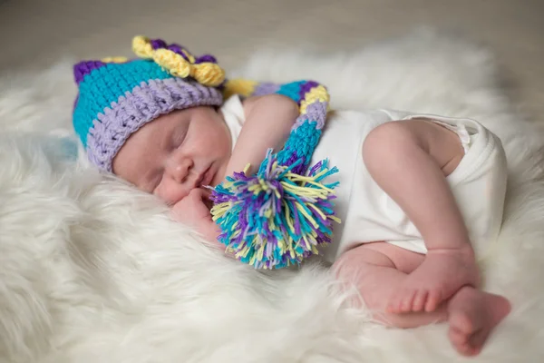 Baby mit Hut auf Fell — Stockfoto