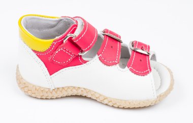 İzole bebek sandalet