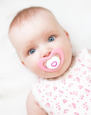 emzik ile kız bebek