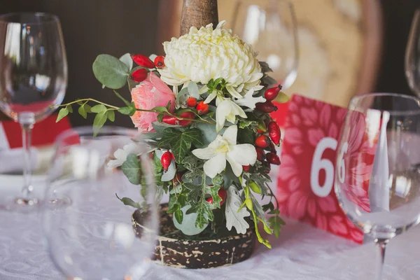 Tisch für die Hochzeit gedeckt — Stockfoto