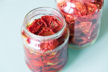 Kurutulmuş domates otlar ile