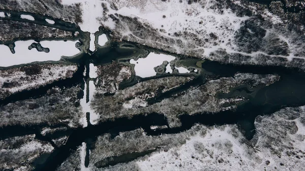 Luftaufnahme des Winterflusses in der Stadt Kiew. Drohnen-Luftaufnahme Stockfoto