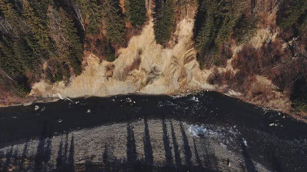 Vista aerea autunno fiume di montagna Immagine Stock