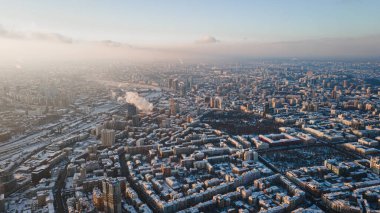 Kyiv kış şehrinin panoramik hava manzarası karla kaplı